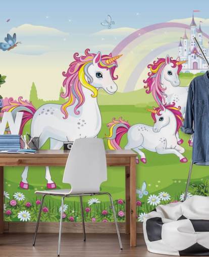 tre unicorni dei cartoni animati davanti alla carta da parati del palazzo