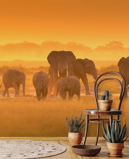 Olifantenkudde in muurschildering bij zonsondergang 