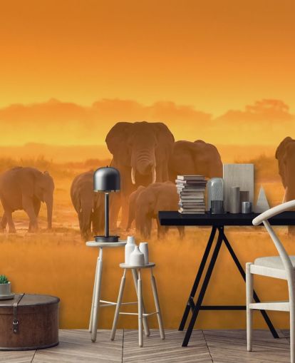 Olifantenkudde in muurschildering bij zonsondergang Olifantenkudde in muurschildering bij zonsondergang