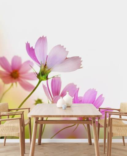 Decorazione murale con fiori di campo rosa