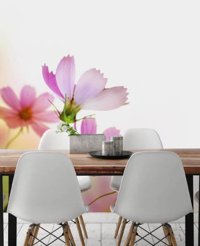 Decorazione murale con fiori di campo rosa