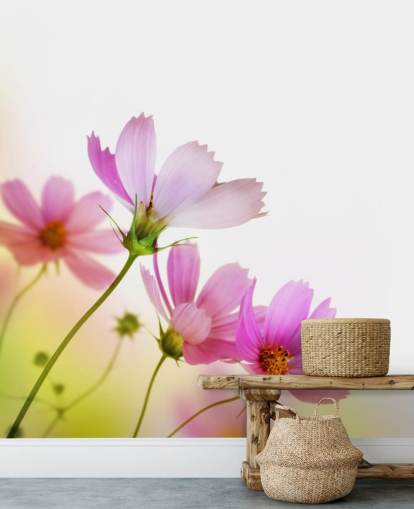 Decorazione murale con fiori di campo rosa
