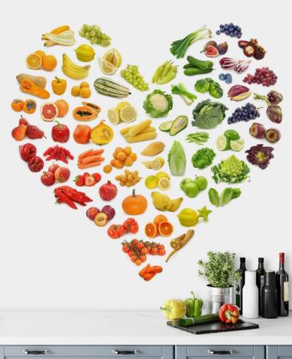 Decorazione murale con cuore arcobaleno di frutta e verdura