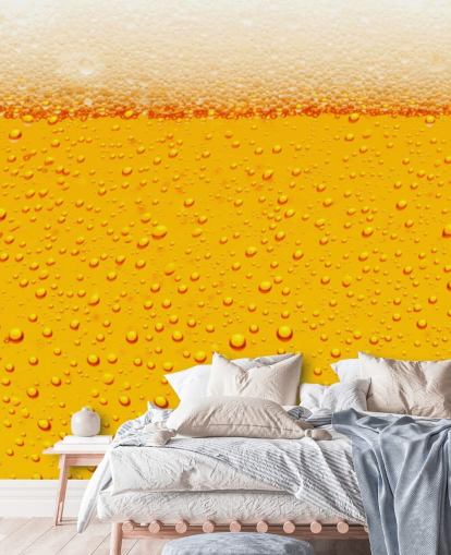 Copo de cerveja perto do mural de parede de espuma e bolhas