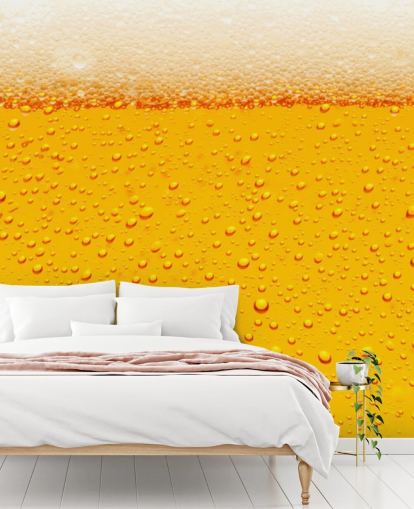 Decorazione murale con primo piano in vetro di birra con schiuma e bolle