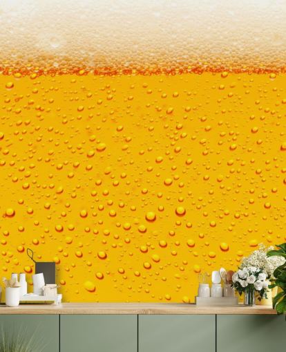 Mural de pared Vaso de cerveza cerca de espuma y burbujas