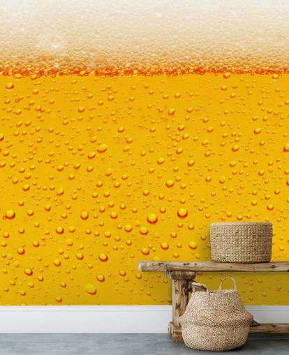 Copo de cerveja perto do mural de parede de espuma e bolhas
