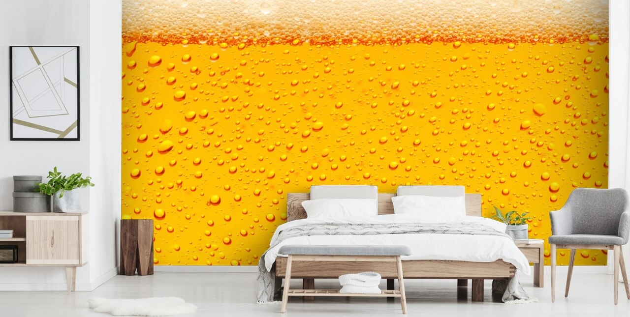 Decorazione murale con primo piano in vetro di birra con schiuma e bolle