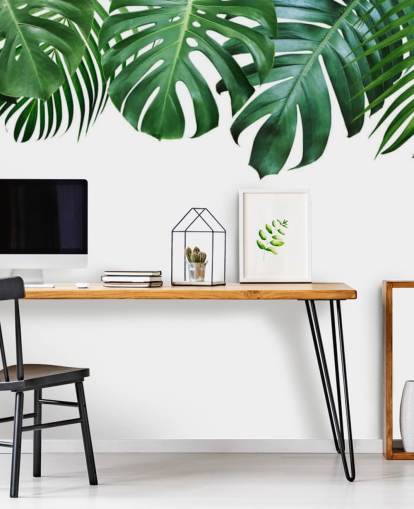 groen monstera en palmbladeren behang