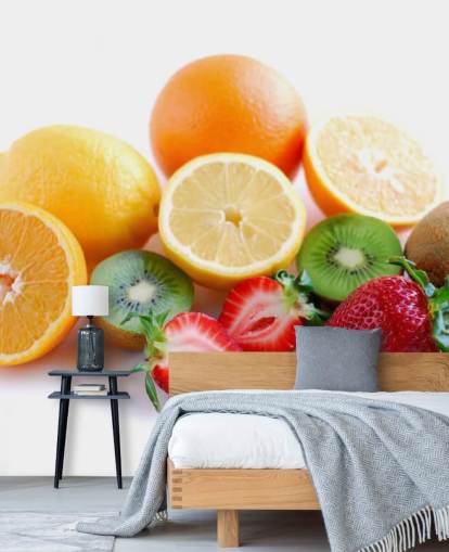 Decorazione murale con frutta a fette su sfondo bianco