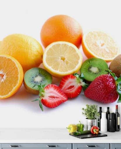 Decorazione murale con frutta a fette su sfondo bianco