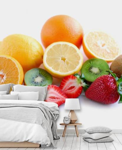 Decorazione murale con frutta a fette su sfondo bianco