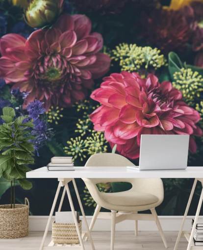 Roze, blauwe en gele donkere bloemenmuurschildering Roze, blauwe en gele donkere bloemenmuurschildering