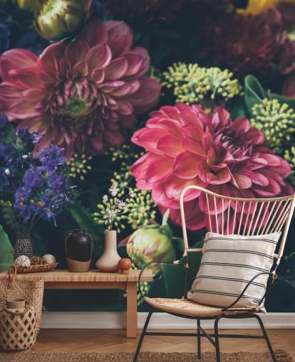 Roze, blauwe en gele donkere bloemenmuurschildering