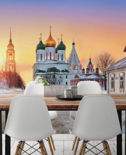 Russische gouden dakkerk in besneeuwde stad bij zonsondergang behang Russische gouden dakkerk in besneeuwde stad bij zonsondergang behang