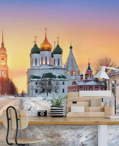 Carta da parati russa con tetto dorato nella città innevata al tramonto