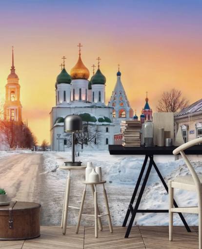 Papier peint église russe au toit doré dans une ville enneigée au coucher du soleil