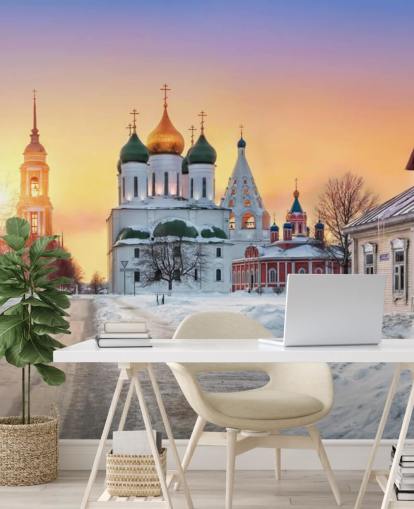 Russische gouden dakkerk in besneeuwde stad bij zonsondergang behang