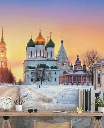 Igreja russa com telhados dourados na cidade nevada no papel de parede do pôr do sol