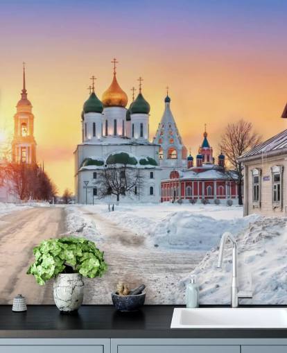 Fondo de pantalla de iglesia rusa con techo dorado en pueblo nevado al atardecer