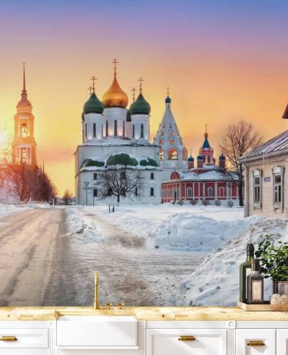 Russische Kirche mit goldenem Dach in der verschneiten Stadt bei Sonnenuntergang Wallpaper