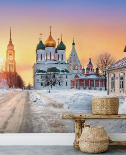 Russische Kirche mit goldenem Dach in der verschneiten Stadt bei Sonnenuntergang Wallpaper