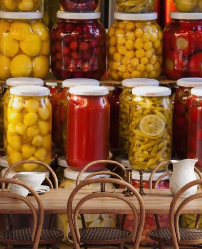 Kleurrijke potten met augurken behang Kleurrijke potten met augurken behang