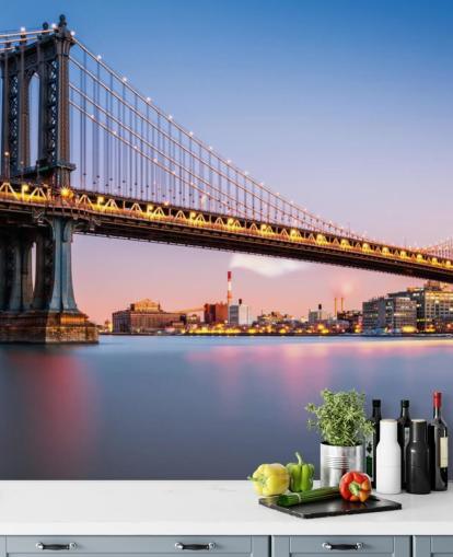 Manhattanin silta valaistu hämärässä seinämaalaus