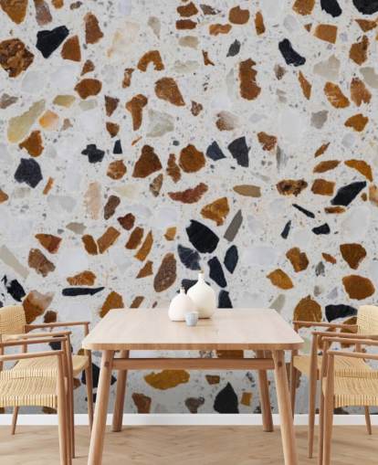 Papel pintado de terrazo con virutas marrones y negras sobre fondo blanco