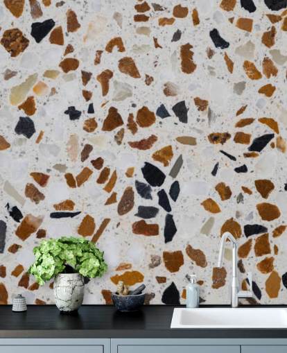 Terrazzo mit braunen und schwarzen Spänen auf weißem Hintergrund