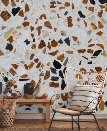 Terrazzo mit braunen und schwarzen Spänen auf weißem Hintergrund