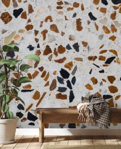 Papel pintado de terrazo con virutas marrones y negras sobre fondo blanco