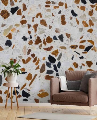 Terrazzo med brune og sorte splinter på hvid baggrund tapet