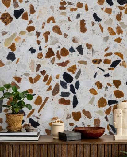Papier Peint Terrazzo avec des gravillons bruns et noirs sur fond blanc