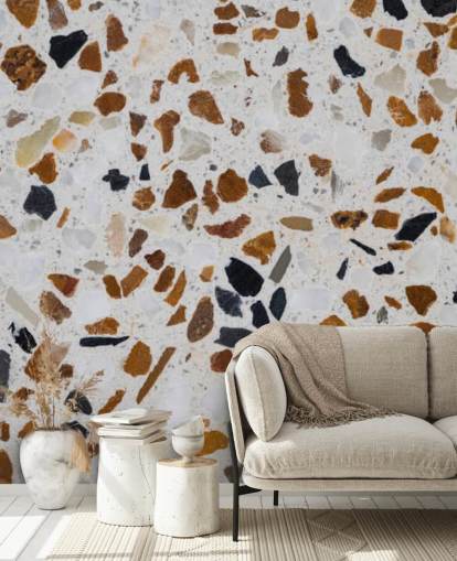 Papel pintado de terrazo con virutas marrones y negras sobre fondo blanco