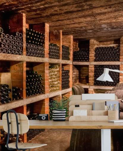 Papel de parede de adega de vinhos com prateleiras