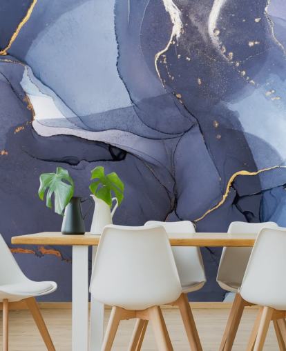 marineblauwe en gouden behangmuurschildering op maat genaamd Blue Swirl Watercolour voor keukens, badkamers en woonkamers