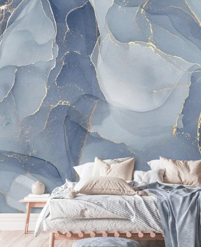 mural de papel de parede de mármore personalizável azul e dourado chamado Overlapping Shades of Blue para cozinhas e banheiros