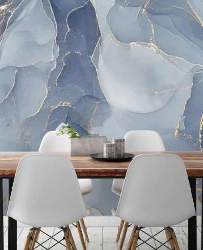 sininen ja kultainen muokattava marmoritapetti seinämaalaus nimeltä Overlapping Shades of Blue keittiöihin ja kylpyhuoneisiin