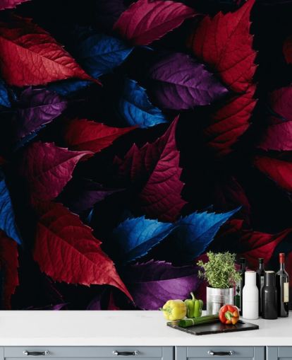 Papier peint feuilles rouges, violettes et bleues