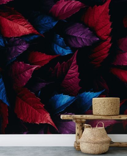 Papier peint feuilles rouges, violettes et bleues