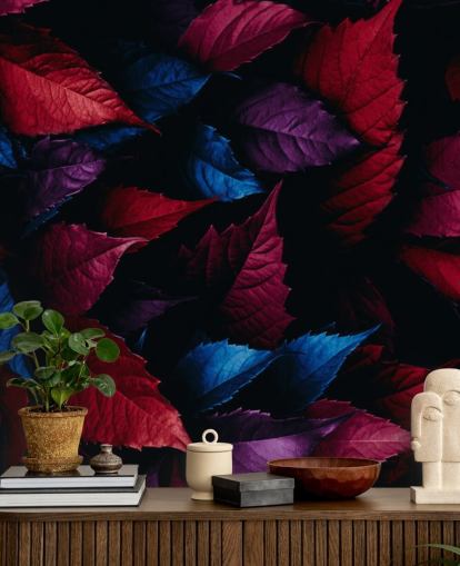 Papier peint feuilles rouges, violettes et bleues
