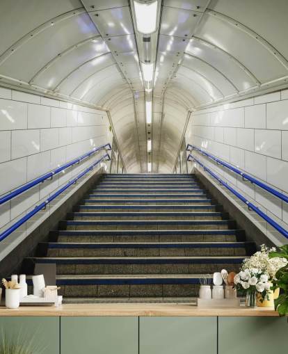 Blaue und weiße Treppen bemalte Tapete Blaue und weiße Treppen bemalte Tapete