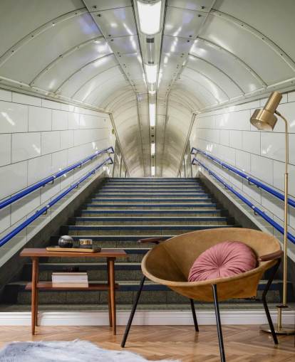 Blaue und weiße Treppen bemalte Tapete