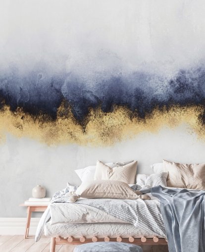 carta da parati astratta blu scuro, oro e bianco chiamata Blue Mist di Elisabeth Fredriksson per camere da letto o salotti