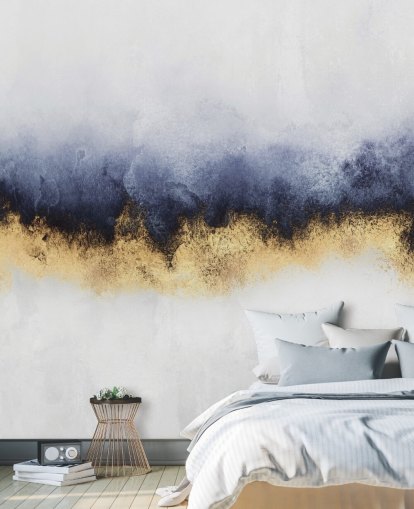 marinblå, guld och vit abstrakt tapetväggmålning kallad Blue Mist av Elisabeth Fredriksson för sovrum eller vardagsrum