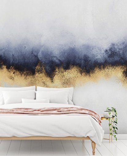 carta da parati astratta blu scuro, oro e bianco chiamata Blue Mist di Elisabeth Fredriksson per camere da letto o salotti carta da parati astratta blu scuro, oro e bianco chiamata Blue Mist di Elisabeth Fredriksson per camere da letto o salotti