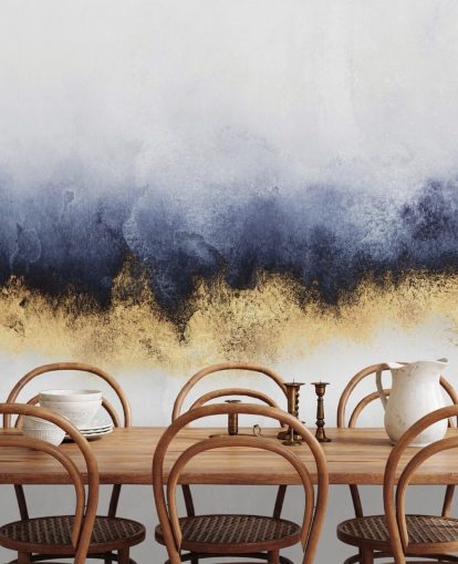 abstrakte Wandtapete in Marineblau, Gold und Weiß namens Blue Mist von Elisabeth Fredriksson für Schlafzimmer oder Wohnzimmer