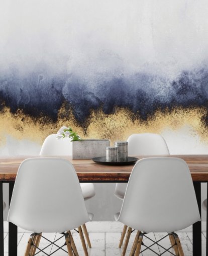 carta da parati astratta blu scuro, oro e bianco chiamata Blue Mist di Elisabeth Fredriksson per camere da letto o salotti