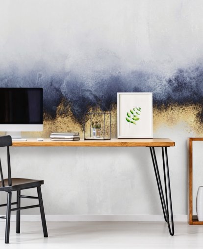 marinblå, guld och vit abstrakt tapetväggmålning kallad Blue Mist av Elisabeth Fredriksson för sovrum eller vardagsrum